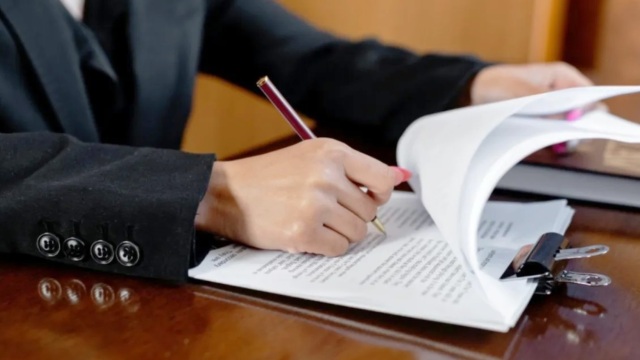 Τέλος οι εξ αδιαιρέτου κληρονομιές μεταξύ αδελφών: Ποιος παίρνει το σπίτι και ποιος… αποζημίωση