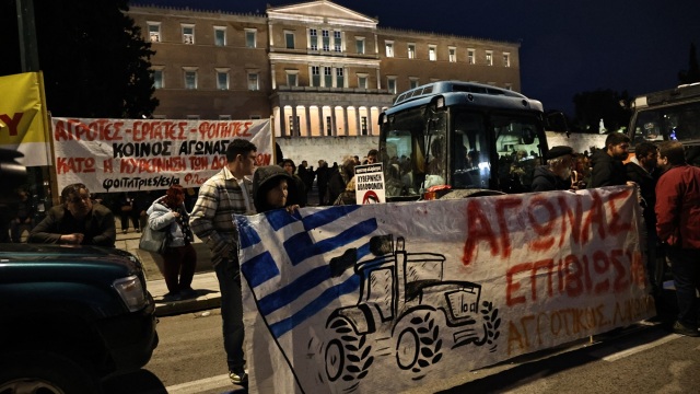 Παραμένουν στο Σύνταγμα τα τρακτέρ, οι αγρότες θα διανυκτερεύσουν στο Σύνταγμα - Live όλες οι εξελίξεις (Εικόνες & Βίντεο)