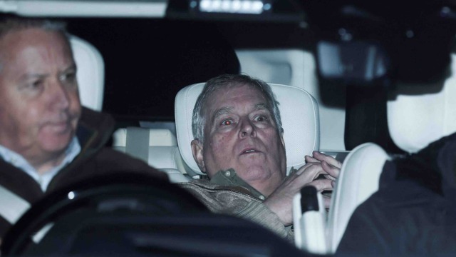 Ελεύθερος αφέθηκε ο έκπτωτος πρίγκιπας Άντριου: Η στιγμή που φεύγει σοκαρισμένος από το αστυνομικό τμήμα - Το χρονικό της σύλληψης και οι κατηγορίες