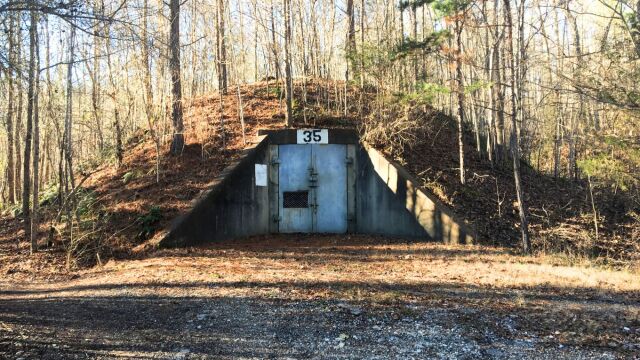 Πισίνα, spa και 10 χρόνια τρόφιμα: Ο Ζούκερμπεργκ και οι δισεκατομμυριούχοι που επενδύουν σε bunkers πολυτελείας για το τέλος του κόσμου - Πόσο κοστίζει το πιο φτηνό πυρηνικό καταφύγιο (Εικόνες & Βίντεο)