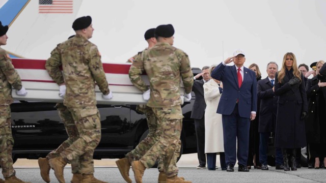 Τραμπ: Έδωσε το παρών στην υποδοχή των σορών των 6 στρατιωτών που σκοτώθηκαν στο Κουβέιτ (Εικόνες & βίντεο)