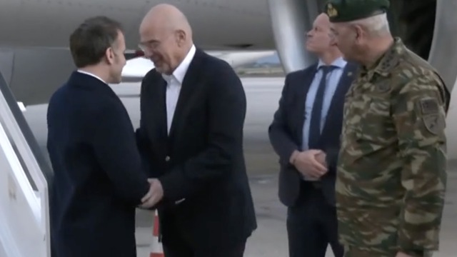 Στη Σούδα ο Μακρόν - Συνάντηση με Νίκο Δένδια και επίσκεψη στο αεροπλανοφόρο ''Σαρλ ντε Γκωλ''