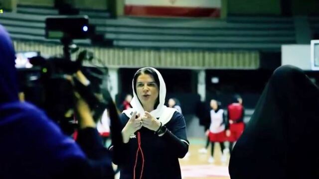 Σοκάρει η Ελληνίδα προπονήτρια που έζησε στο Ιράν: Οι παίκτριες στη μέση του αγώνα άφηναν τη μπάλα για να φτιάξουν το χιτζάμπ (Βίντεο)
