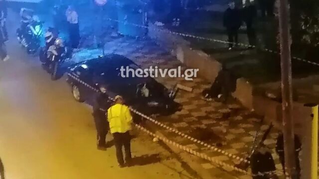 Τραγωδία στη Θεσσαλονίκη: 27χρονος οδηγός έχασε τον έλεγχο του ΙΧ, σκαρφάλωσε σε πεζοδρόμιο και παρέσυρε πεζούς - Νεκρός 25χρονος (Εικόνες)