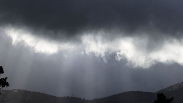 Πότε χαλάει ο καιρός; Πτώση της θερμοκρασίας και βροχές την επόμενη εβδομάδα - Τι λένε μετεωρολόγοι στο parapolitika.gr (Βίντεο)