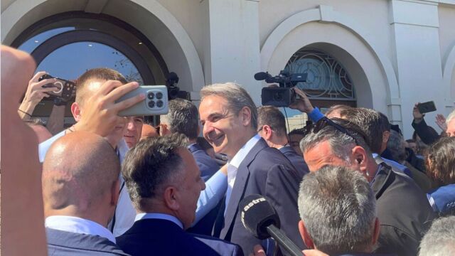 Η άφιξη Μητσοτάκη στη Λάρισα για το προσυνέδριο της ΝΔ: Μεγάλη παρουσία υπουργών και στελεχών - Τα μηνύματα για την οικονομία (Εικόνες & Βίντεο)