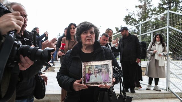 Δίκη για τα Τέμπη: Ανατριχιάζει η γιαγιά Πλακιά με την κορνίζα των εγγονών της - 