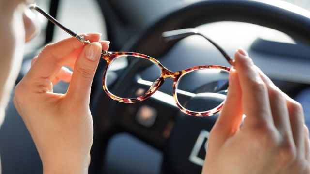 ΚΟΚ: Πρόστιμο 150 ευρώ για οδηγούς που δε χρησιμοποιούν τα γυαλιά οράσεως