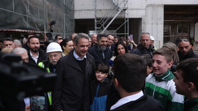 Κυριάκος Μητσοτάκης: Τα παρεπόμενα της αυτοψίας στη Θεσσαλονίκη - Ο σκύλος ρομπότ, οι μαθητές από την Αθήνα και η... πρασόπιτα (Εικόνες  Βίντεο)