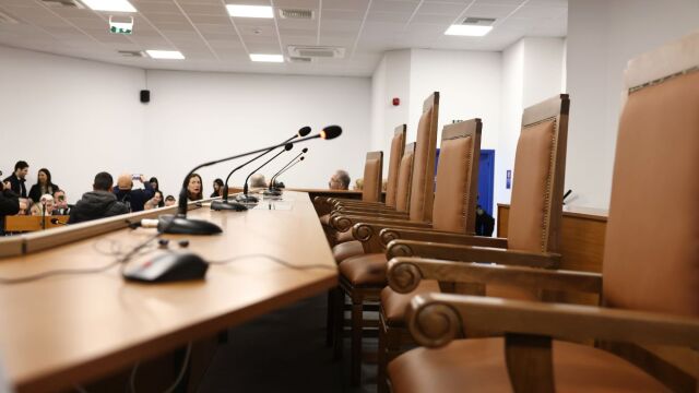 Τέμπη: Μητέρα θύματος καθόταν δίπλα σε κατηγορούμενο για το θάνατο του παιδιού της - 