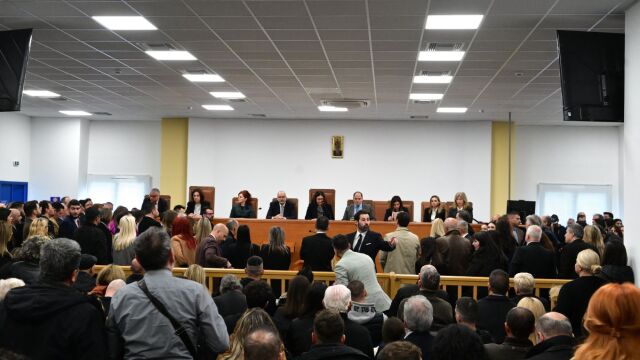 Τέμπη: Τεταμένο το κλίμα πριν ακόμα ξεκινήσει η δίκη - Γιατί αντιδρούν οι συγγενείς για την αίθουσα - Ανοικτό το ενδεχόμενο αποχής των δικηγόρων αν δεν αλλάξουν οι συνθήκες