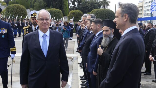 25η Μαρτίου: Στιγμιότυπα από την εξέδρα των επισήμων στη στρατιωτική παρέλαση στο Σύνταγμα (Εικόνες)