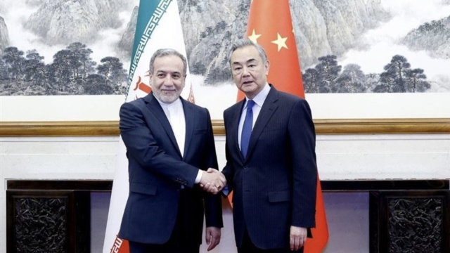 Το Ιράν πιέζει Κίνα και Ρωσία να πάρουν σαφή θέση απέναντι στον πόλεμο - Επικοινωνία Αραγτσί με τον Κινέζο υπουργό Εξωτερικών