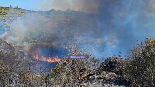 Μαυράτα Κεφαλονιάς: Σε ύφεση η πυρκαγιά, την ελέγχουν πυροσβέστες και αεροσκάφος (Εικόνες  Βίντεο)