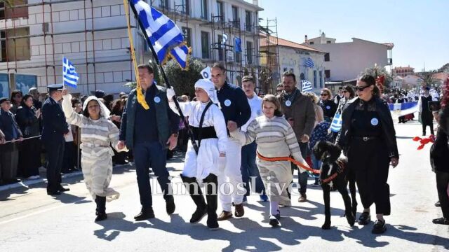Λήμνος: Συγκίνησε μαθήτρια Ειδικού Σχολείου που έκανε παρέλαση με τον σκύλο - βοηθό της για την 25η Μαρτίου (Εικόνες  Βίντεο)