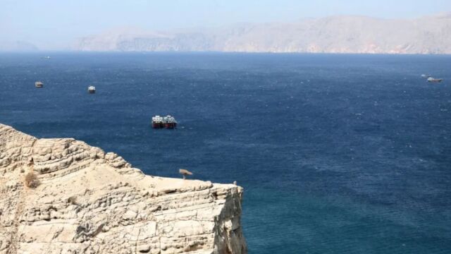 Κρίση στα Στενά του Ορμούζ: Περίπου 2.000 πλοία και 20.000 ναυτικοί παραμένουν εγκλωβισμένοι