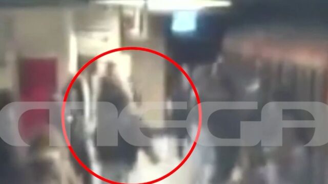 Βίντεο ντοκουμέντο: Άγριος ξυλοδαρμός 20χρονου στο Μετρό Μοναστηράκι από τέσσερα άτομα για να του κλέψουν αλυσίδα