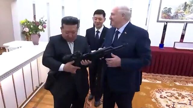 Λουκασένκο: Έκανε δώρο ένα τουφέκι στον Κιμ Γιονγκ Ουν - 