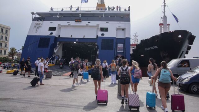 Τόσα λεφτά πρέπει να βάζεις στην άκρη κάθε μήνα για να πας μια εβδομάδα διακοπές στα νησιά της Ελλάδας