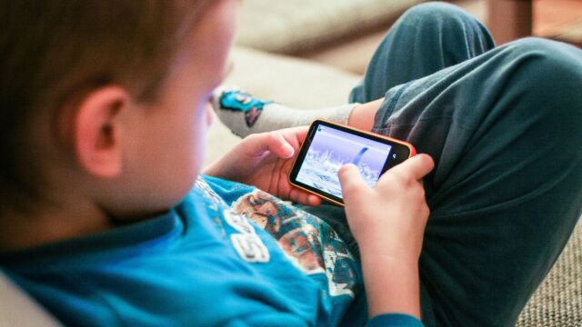 Βρετανία: Εξετάζεται ο περιορισμός χρήσης οθόνης από παιδιά - Οι συστάσεις που δημοσιοποίησε η κυβέρνηση Στάρμερ