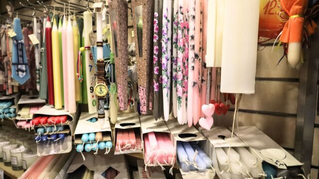 Πασχαλινές λαμπάδες από τον νονό: Συμβολισμός και παράδοση που ενώνει γενιές