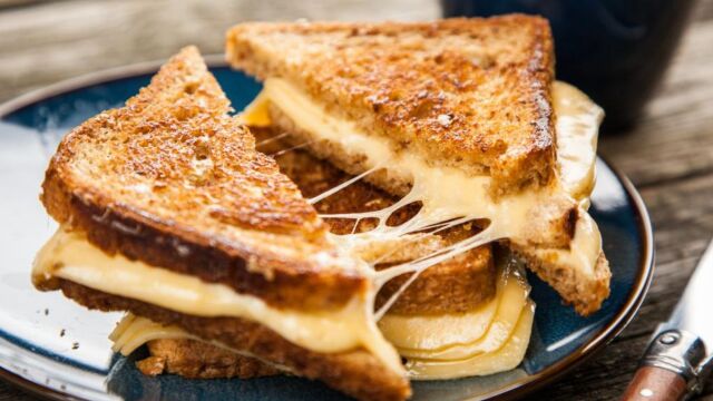 Ποιο είναι το πιο υγιεινό τυρί για τοστ; Η επιλογή που προτείνουν οι ειδικοί