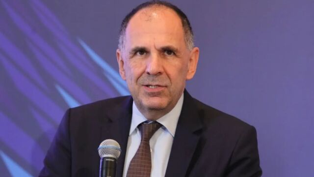 Διπλωματική ισορροπία Αθήνας μεταξύ Τρίπολης και Βεγγάζης: Στη Λιβύη ο Γεραπετρίτης - Αγκάθι οι θαλάσσιες ζώνες