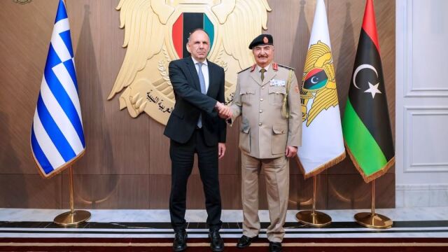 Συνάντηση Γεραπετρίτη με Χαφτάρ στη Βεγγάζη: Στο τραπέζι μεταναστευτικό, ΑΟΖ και το νέο άνοιγμα της Ελλάδας στη Λιβύη