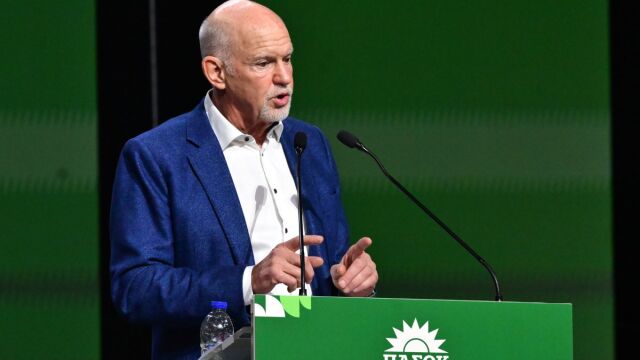 Συνέδριο ΠΑΣΟΚ: Ο Γιώργος Παπανδρέου κατέθεσε τη βίβλο δημοκρατικών μεταρρυθμίσεων