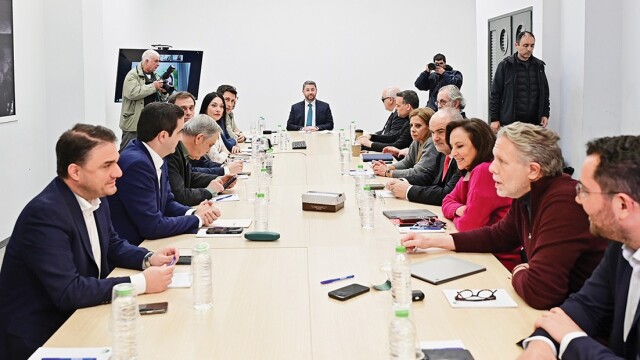 ΠΑΣΟΚ: Πνεύμα ενότητας και αντιπολιτευτική ρητορική δεσπόζουν στο Συνέδριο - Οι στόχοι Ανδρουλάκη, το μπαράζ διεργασιών και οι θέσεις των κορυφαίων στελεχών