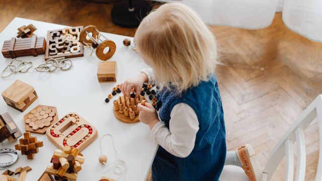 Μαρούσι: Τετράχρονη περιφερόταν μόνη της στους δρόμους - Συνελήφθη η μητέρα της