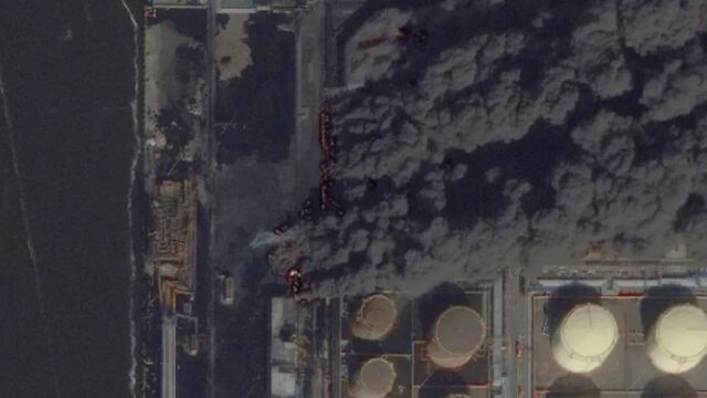 Ρωσία: Υπό έλεγχο τέθηκε η πυρκαγιά στο λιμάνι Ουστ-Λούγκα