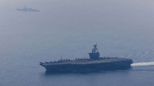 Το Ιράν απειλεί να πλήξει το αεροπλανοφόρο USS Abraham Lincoln αν πλησιάσει τα Στενά του Ορμούζ