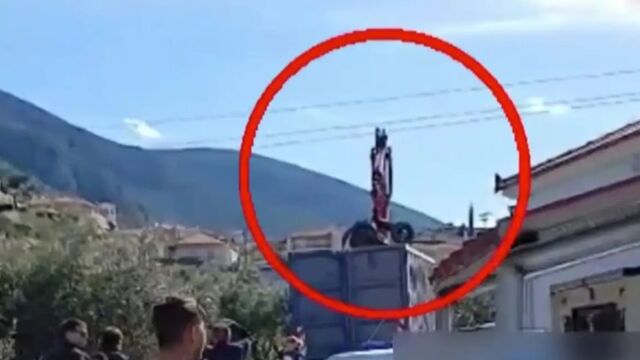 Τραγωδία στο Άστρος Κυνουρίας: Βίντεο από τη στιγμή που ο γερανός ακουμπά τα καλώδια ηλεκτροδότησης - 