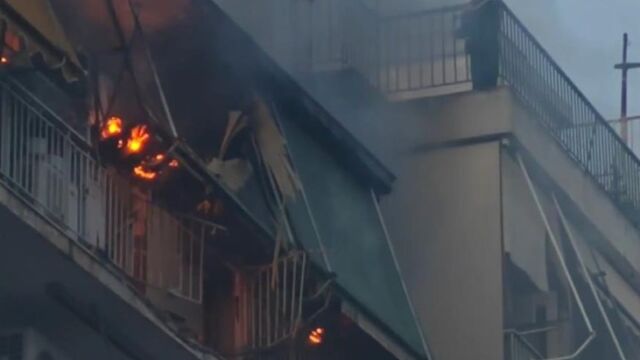 Μεγάλη πυρκαγιά μετά από έκρηξη στου Γκύζη - Φιάλη εκτοξεύτηκε δεκάδες μέτρα και καρφώθηκε σε άλλο κτίριο (Βίντεο)