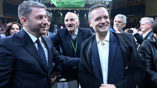 Το Συνέδριο του ΠΑΣΟΚ, η ένταση μεταξύ εκπροσώπων Ανδρουλάκη και Δούκα, και οι εθιμοτυπικές… ψιλές