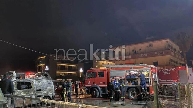 Συναγερμός στο Ηράκλειο Κρήτης: Δύο σταθμευμένα αυτοκίνητα τυλίχθηκαν στις φλόγες - Αδιευκρίνιστα τα αίτια της πυρκαγιάς (Εικόνες  Βίντεο)