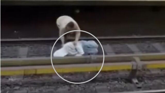 Απίστευτο περιστατικό στις Βρυξέλλες: Άνδρας ξάπλωσε στις ράγες του μετρό - Επιβάτες ρίσκαραν τη ζωή τους για να τον σώσουν (Βίντεο)