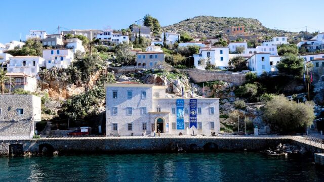 Το νησί δίπλα στην Αθήνα που αξίζει για μονοήμερη τον Απρίλιο