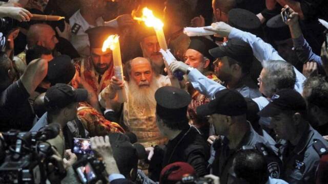 Άγιος Φως: Μέχρι τη Μεγάλη Παρασκευή θα ξέρουμε πώς θα γίνει η μεταφορά στην Ελλάδα - Τι ζήτησε ο Γεραπετρίτης από τον Ισραηλινό ΥΠΕΞ