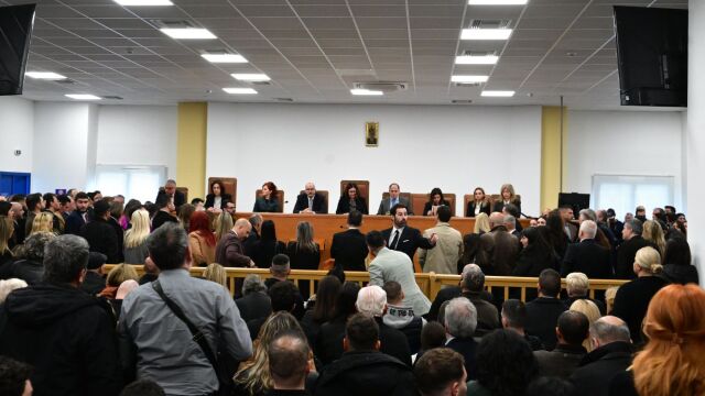 Δίκη Τεμπών: Αυστηρά μέτρα και καθολικός έλεγχος στην είσοδο - Τα κριτήρια για να εισέλθουν στην δικαστική αίθουσα Λάρισας δικηγόροι, συγγενείς θυμάτων και δημοσιογράφοι