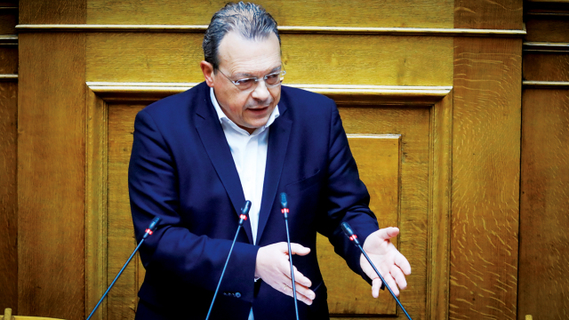 Φάμελλος κατά κυβέρνησης για το Fuel Pass: Μέτρο περιορισμένης κάλυψης και αμφίβολης αποτελεσματικότητας