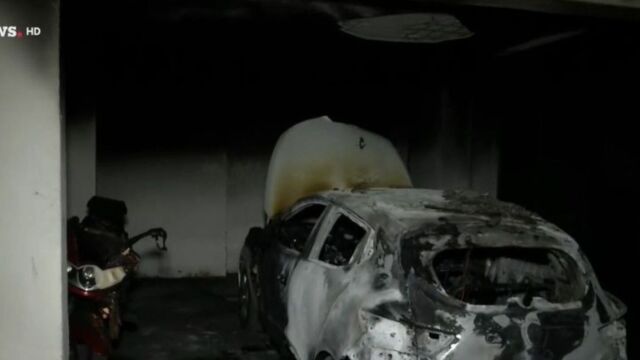 Αναστάτωση στη Θεσσαλονίκη: Φωτιά σε πιλοτή πολυκατοικίας - Κάηκε ολοσχερώς ΙΧ, ζημιές σε δύο δίκυκλα (Βίντεο)