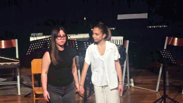 Τραγωδία στα Τέμπη: Κάμπος δακρύων η Λάρισα με την παράσταση των μαθητών του Μουσικού Σχολείου για τις 57 ψυχές (Βίντεο)