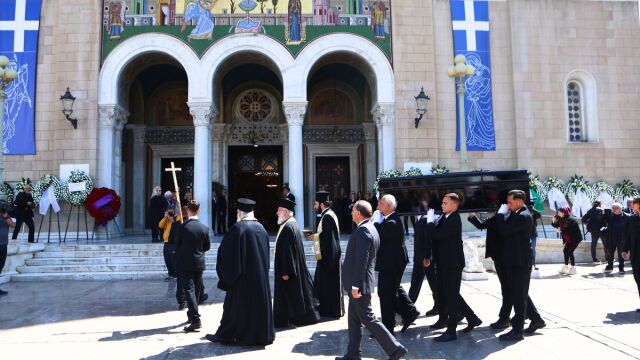 Μαρινέλλα: Το τελευταίο αντίο στη σπουδαία ερμηνεύτρια - Πλήθος κόσμου, παρών και ο πρωθυπουργός, live εικόνα από τη Μητρόπολη (Εικόνες & Βίντεο)