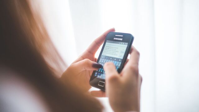 Οι άνθρωποι που προτιμούν να γράφουν μηνύματα από το να παίρνουν τηλέφωνο, δεν είναι αντικοινωνικοί! Τι λέει η ψυχολογία