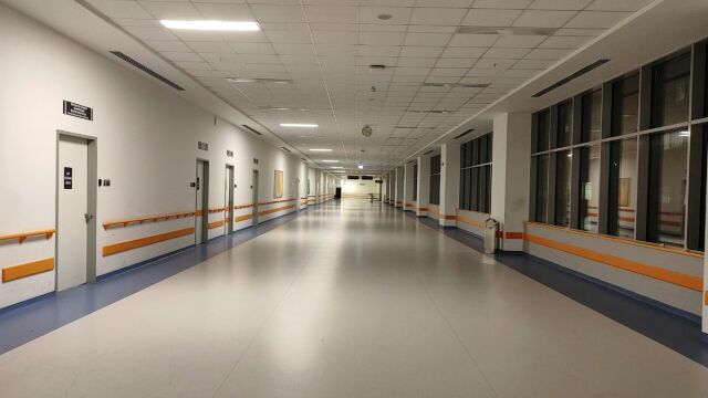 Σύρος: Άνδρας κυνηγούσε με μαχαίρι γυναίκα ασθενή στα επείγοντα του νοσοκομείου