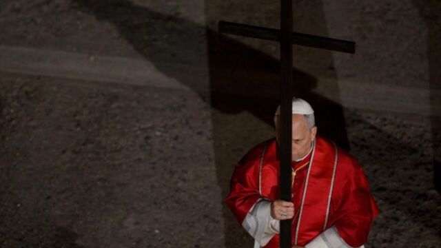 Σήκωσε τον ξύλινο σταυρό ο Πάπας Λέων ΙΔ: Ο δεύτερος ποντίφικας στην Ιστορία που το κάνει