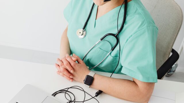 5.400 γιατροί έφυγαν από τη χώρα τα τελευταία πέντε χρόνια: Τι δείχνουν τα στοιχεία του Ιατρικού Συλλόγου Αθηνών