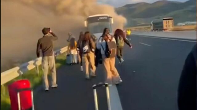 Έζησαν τον τρόμο οι 48 επιβάτες του ΚΤΕΛ Καρδίτσας που πήρε φωτιά - Έτρεξαν για να γλιτώσουν (Βίντεο)